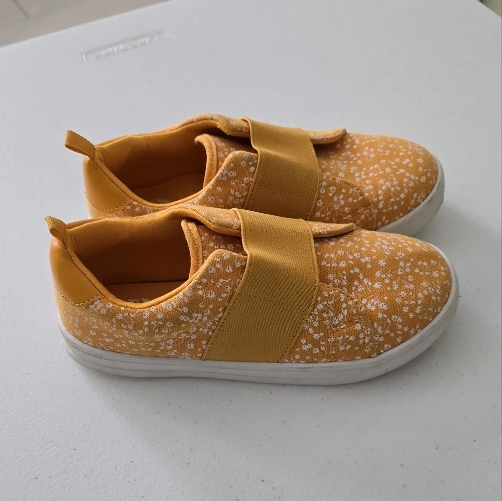 OSHKOSH Kids Shoes. Size 1M